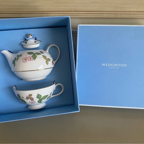 Wedgwood Wild Strawberry Tea for One NEW in Box - Picture 1 of 11